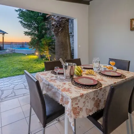 Fontana Luxury With Pool Near Sálakos