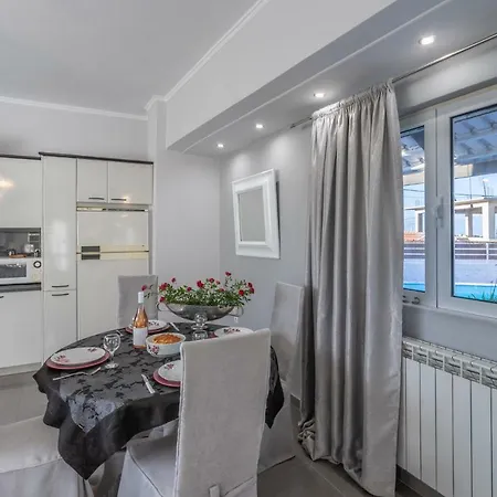 Villa Fontana Luxury With Pool Near *