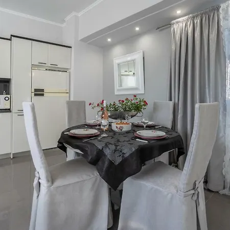 Villa Fontana Luxury With Pool Near
