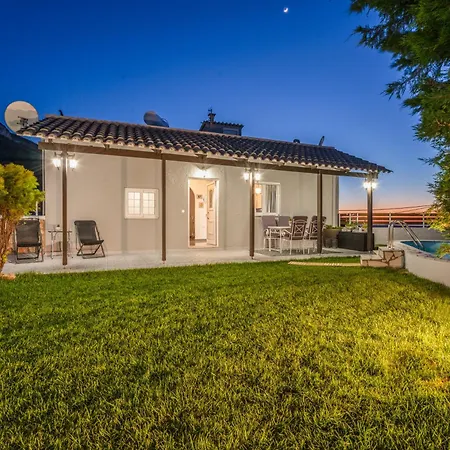 Fontana Luxury With Pool Near Salakos