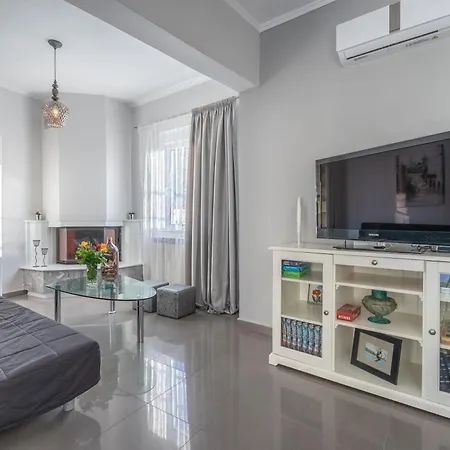 Fontana Luxury With Pool Near