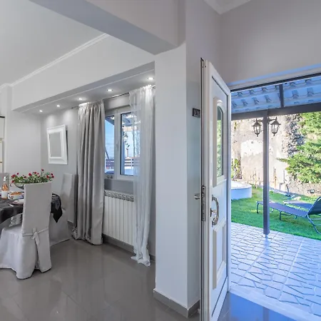 فيلة Fontana Luxury With Pool Near *