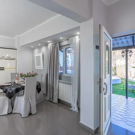 Fontana Luxury With Pool Near فيلة سالاكوس