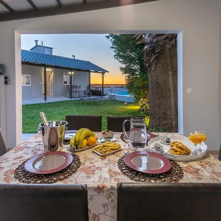 Villa Fontana Luxury With Pool Near *