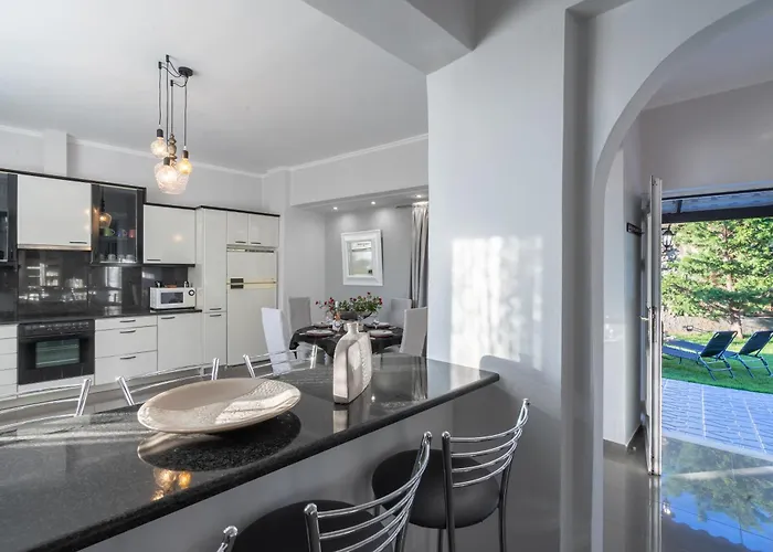 Fontana Luxury With Pool Near