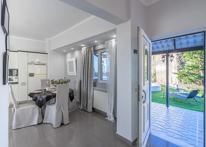 Fontana Luxury With Pool Near فيلة سالاكوس
