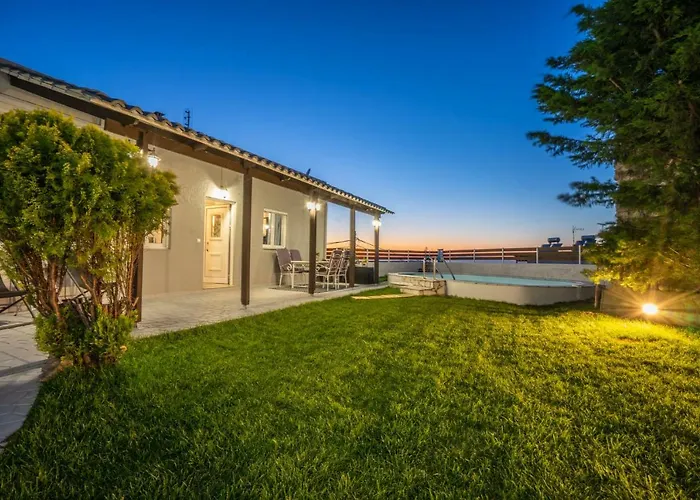 Fontana Luxury With Pool Near Salakos