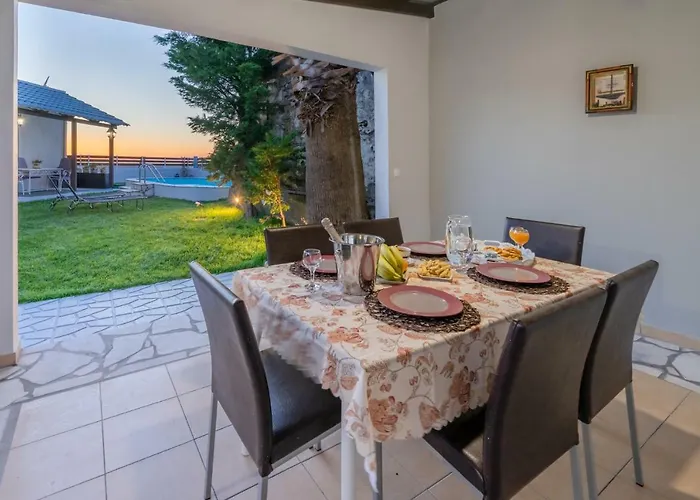 Fontana Luxury With Pool Near Salakos