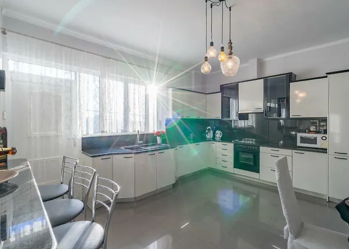 Fontana Luxury With Pool Near Salakos