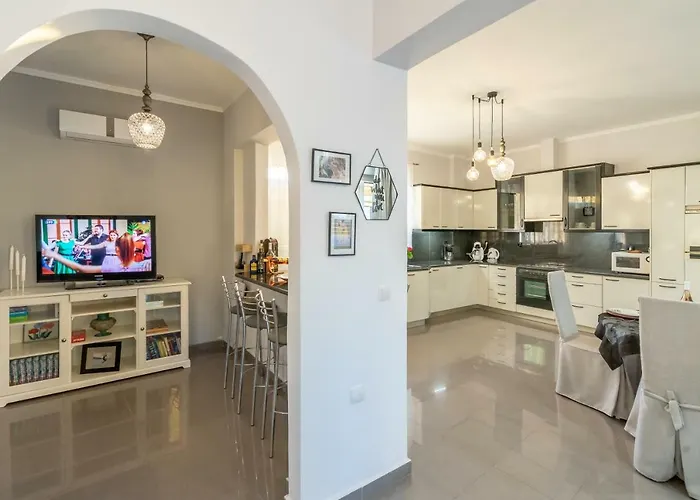 Fontana Luxury With Pool Near Villa *