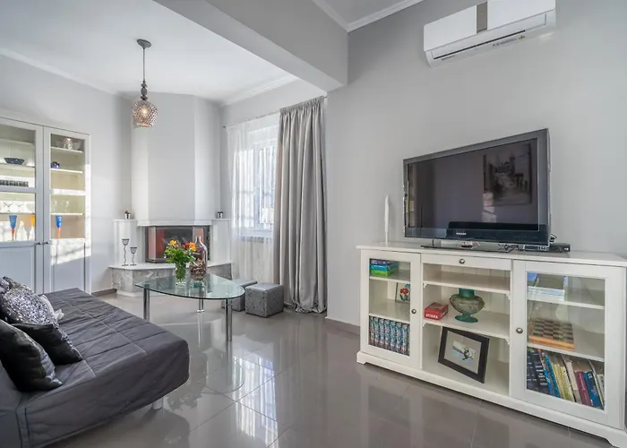 Fontana Luxury With Pool Near