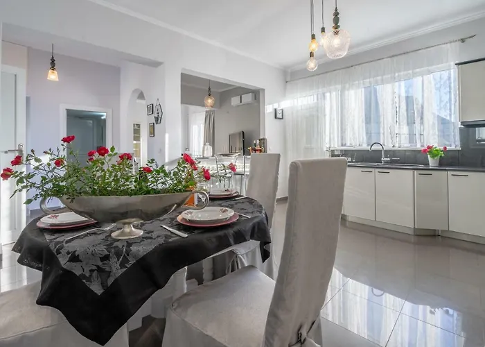 Fontana Luxury With Pool Near Villa